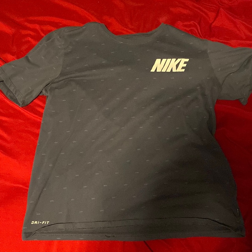 NIKE TEE|| SIZE MEDIUM|| GREAT CONDITION